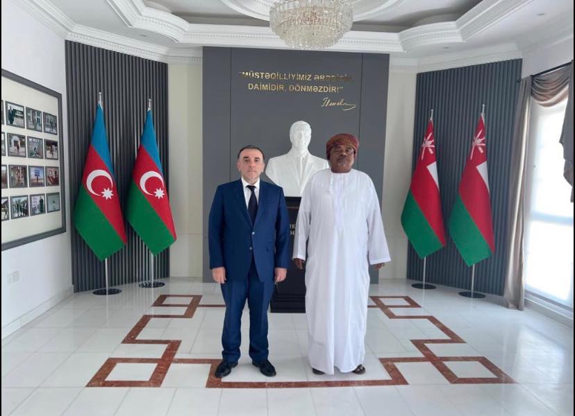9 aprel 2025-ci il tarixində Azərbaycan Respublikasının Oman Sultanlığındakı fövqəladə və səlahiyyətli səfiri Rəşad İsmayılov bu ölkənin tanınmış siyasi analitiki və bloqeri Ali Al Maşani ilə görüşüb Xeber basligi
