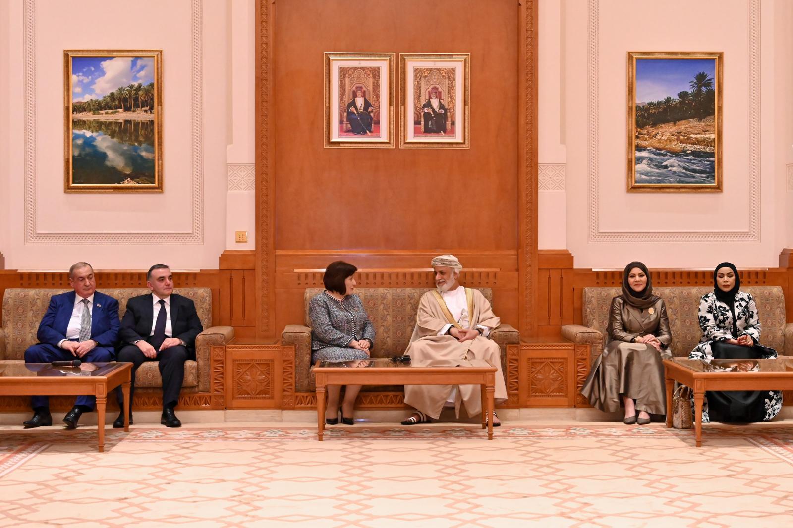 Within the framework of her official visit to the Sultanate of Oman, the Chairperson of the Milli Majlis of the Republic of Azerbaijan, H.E. Sahiba Gafarova, met with the Chairman of the State Council of the Sultanate of Oman, Sheikh Abdulmalik Al Khalili. Xeber basligi