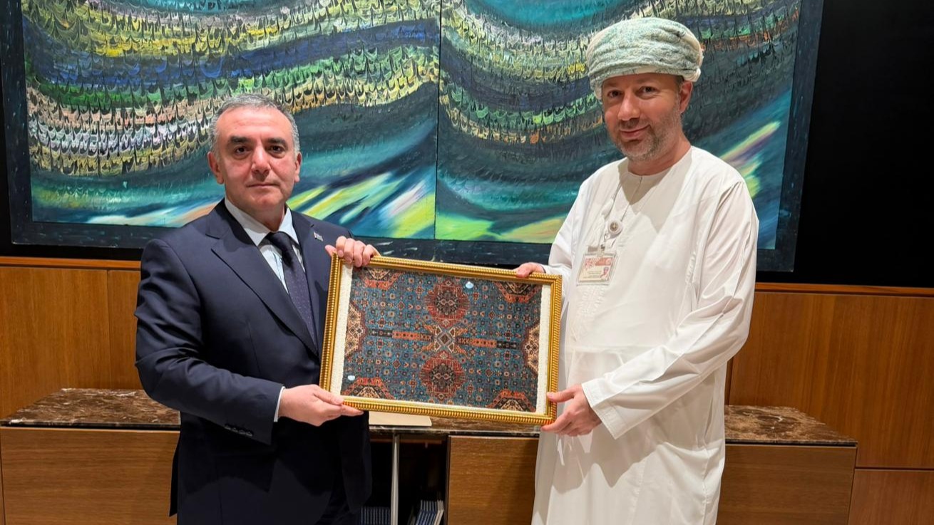 Ambassador of the Republic of Azerbaijan to the Sultanate of Oman, Rashad Ismayilov, met with the Director General (Secretary General) of the National Museum of Oman, Mr. Jamal Al-Moosawi. Xeber basligi