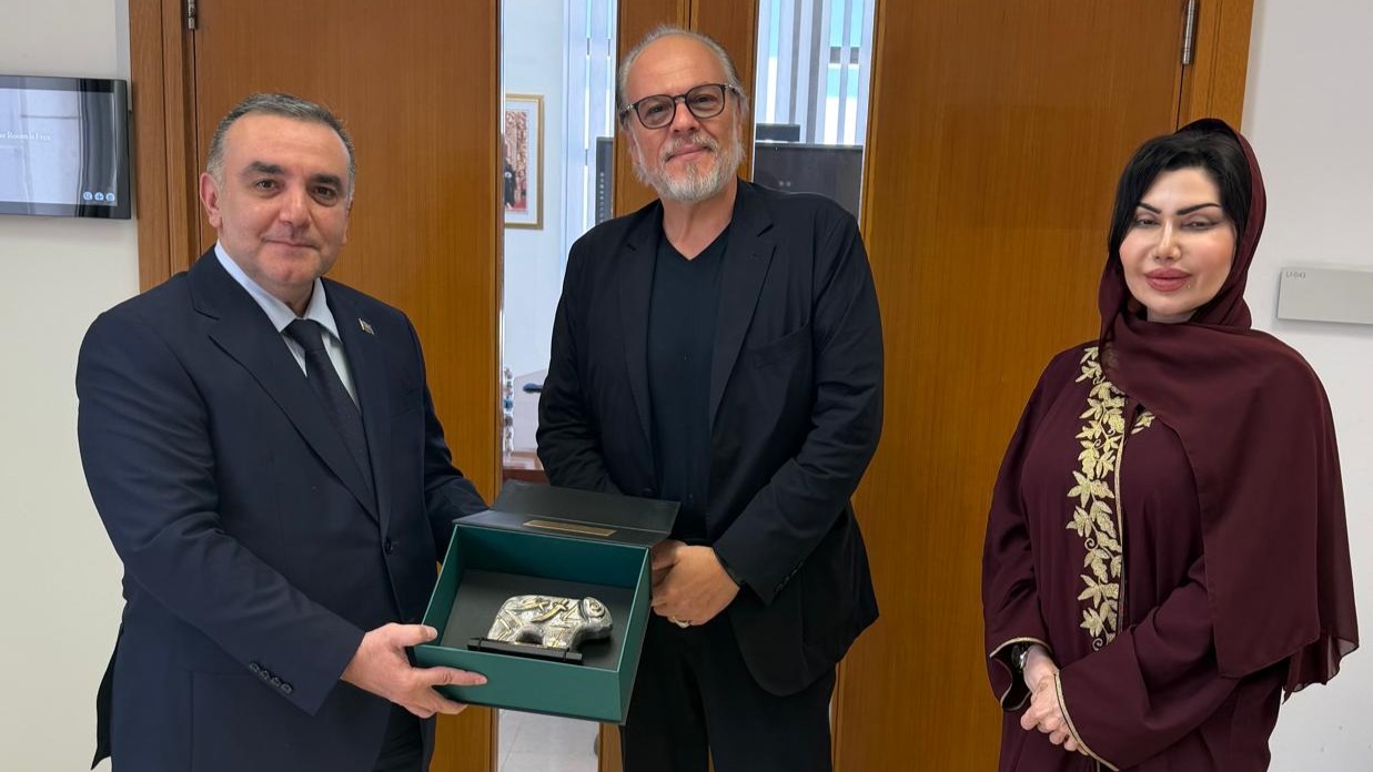 A meeting was held at the Royal Opera House Muscat between the Ambassador of the Republic of Azerbaijan to the Sultanate of  Oman, Rashad İsmayılov, and the Director General of the institution, Umberto Fanni. Xeber basligi