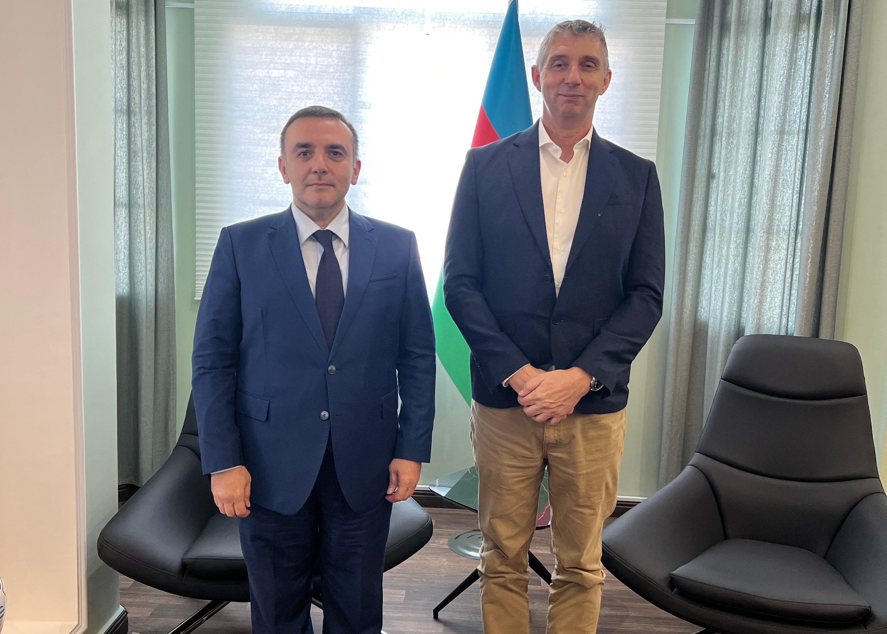 On October 15, 2025, Ambassador of the Republic of Azerbaijan to the Sultanate of Oman, Mr. Rashad Ismayilov, met with Mr. Adrian Hamilton-Manns, Chief Executive Officer of “Salam Air”, one of Oman’s leading airlines. Xeber basligi