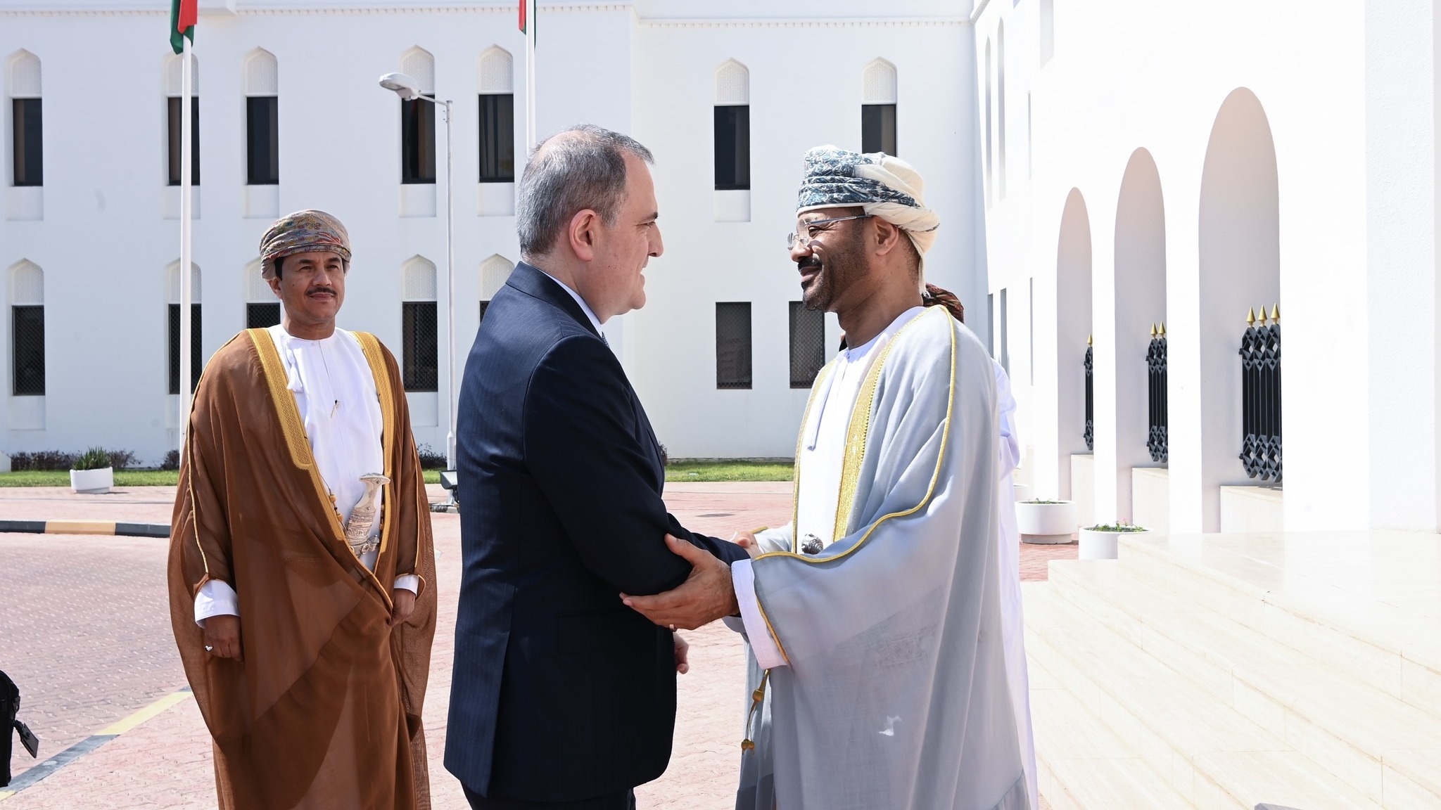 On the margins of his official visit, the Minister of Foreign Affairs of the Republic of Azerbaijan, Ceyhun Bayramov, met with the Minister of Foreign Affairs of the Sultanate of Oman, Sayyid Badr bin Hamad bin Hamood Albusaidi. Xeber basligi